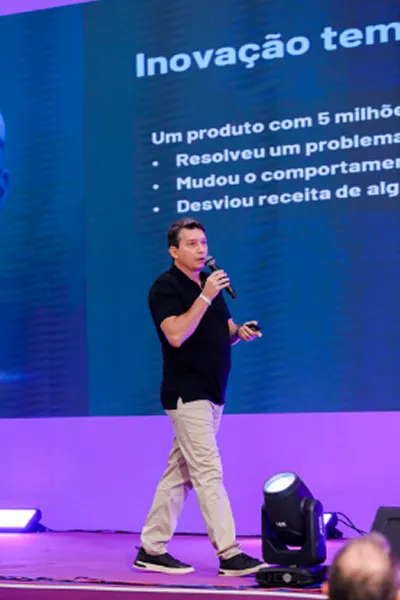 Foto do Fernando Godoy palestrando