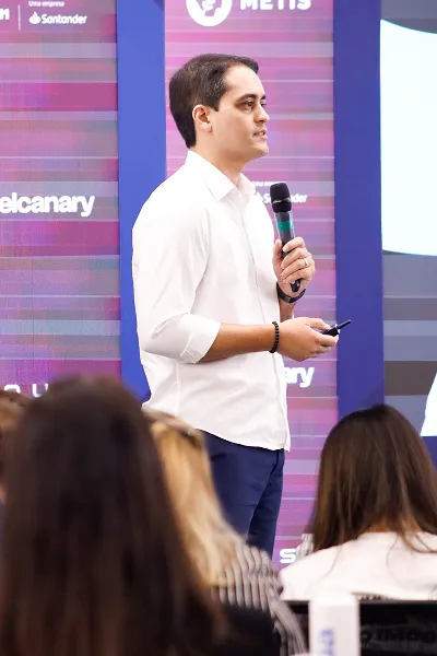 Foto do Magno Maciel palestrando