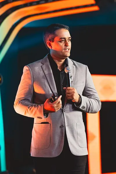 Foto do Magno Maciel palestrando