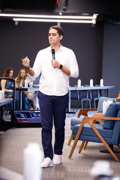 Foto do Magno Maciel palestrando