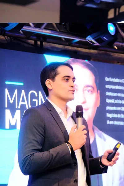 Foto do Magno Maciel palestrando